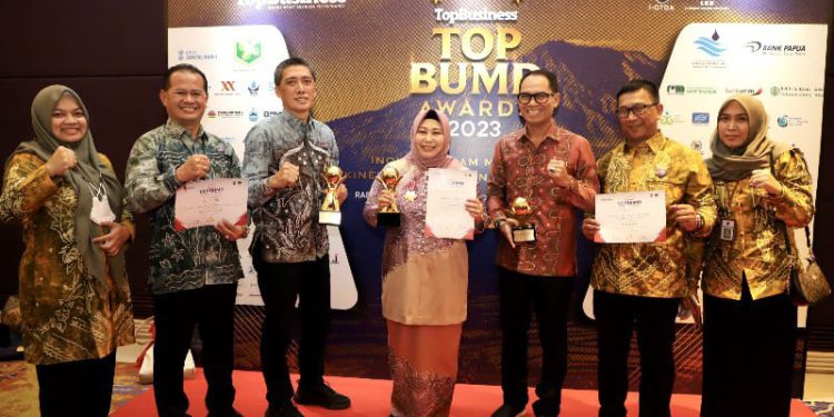 Penerimaan penghargaan pada TOP BUMD Award 2023. (foto : istimewa)