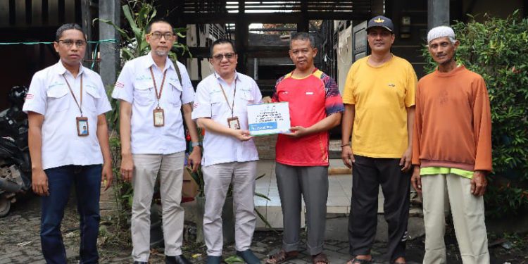 Penyerahan bantuan secara langsung oleh Direktur UPZ Bank Kalsel, M. Fajri Muhtadi dengan didampingi Plt. Kepala Divisi Sekretaris Perusahaan, Shah Rizky Kurniawan kepada Ramli selaku perwakilan warga terdampak kebakaran. (foto : istimewa/Bank Kalsel)