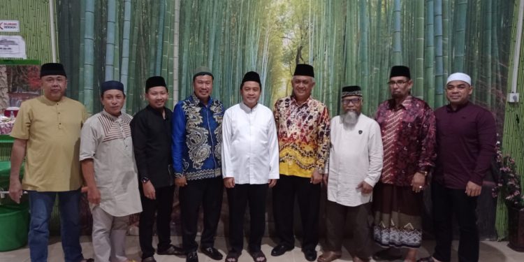 Penyerahan Sertifikat RAT Tahun Buku 2022 kepada Ketua Koperasi Harum Manis Bersatu H Aftahuddin (kiri) dari Kepala Dinas Koperasi dan UMKM Kalsel Gusti Yaunar Noor Rifai (kanan). (foto : putza)