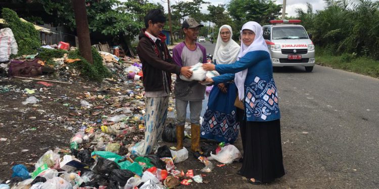 Forkomwil Puspa Kalsel membagikan paket bantuan sembako kepada pemulung. (foto : sdy/seputaran)