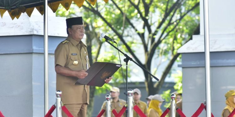 Gubernur Kalsel H Sahbirin Noor atau Paman Birin saat menyampaikan arahan pada apel pagi di halaman kantor Setdaprov Kalsel. (foto : istimewa)