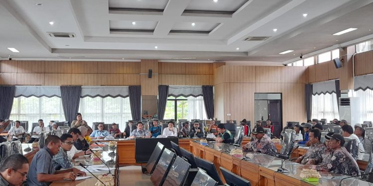 Warga Jejangkit dan Alalak yang terdampak banjir beraudiensi dengan Komisi III DPRD Kalsel dan pihak perusahaan terkait. (foto : putza)