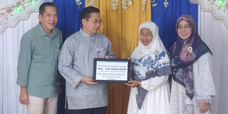 Walikota Banjarmasin H Ibnu Sina saat menyerahkan bantuan CSR Bank Kalsel senilai Rp 50 juta untuk PAUD Terpadu Al-Kautsar. (foto : shn/seputaran)