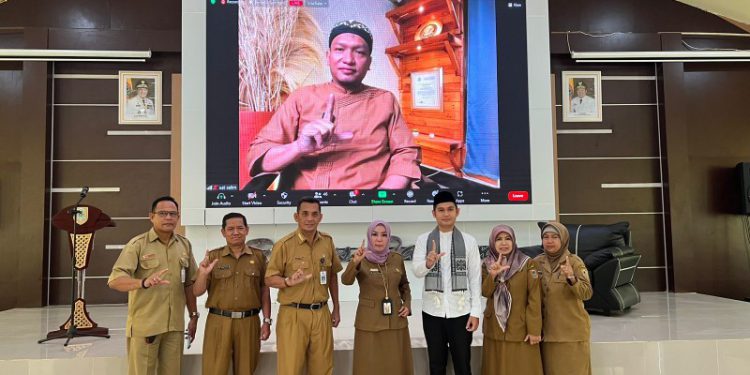 Kepala Dispersip Kalsel Hj Nurliani Dardie dan jajaran bersama Ustaz Salim Akhukum Fillah usai kegiatan kajian keagamaan secara virtual. (foto : istimewa/Dispersip Kalsel)