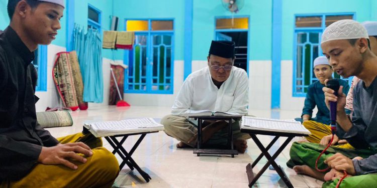 Gubernur Kalsel H Sahbirin Noor atau Paman Birin saat tadarusan bersama warga. (foto : istimewa/Biro Adpim Kalsel)