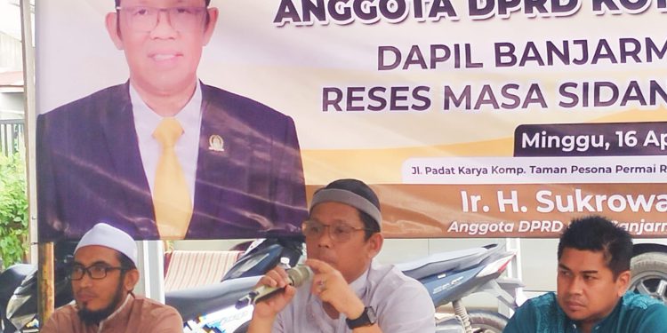 Anggota DPRD Banjarmasin Fraksi Golkar H Sukhrowardi saat menanggapi usulan atau aspirasi warga saat reses.