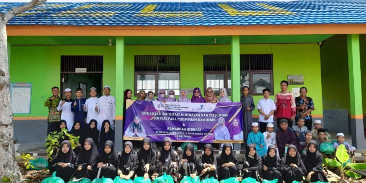 PW RPA Kalsel saat foto bersama usai sosialisasi antisipasi pelecehan perempuan dan anak di Desa Keladan. (foto : sdy/seputaran)