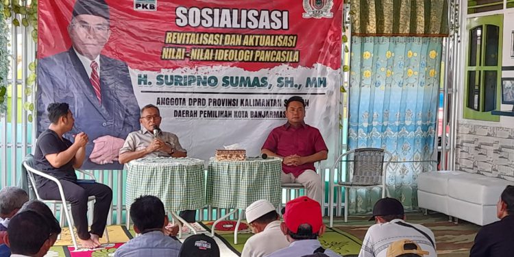 Anggota Fraksi PKB DPRD Kalsel H Suripno Sumas menghadirkan narasumber anggota DPRD Banjarmasin dari Fraksi PKB H Deddy Sophian dengan peserta para Ketua RT di Banjarmasin saat Sosialisasi wawasan kebangsaan terkait dengan aktualisasi nilai-nilai Pancasila. (putza/seputaran)