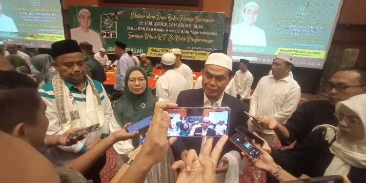 Ketua DPW PKB Kalsel Zairullah Azhar didampingi Ketua DPC PKB Banjarmasin Hilyah Aulia saat diwawancarai di sela bukber ketua RT se Banjarmasin. (foto : shn/seputaran)