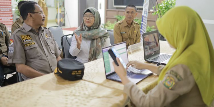 Ketua DPRD Provinsi Kalsel H Supian HK  saat meawali tata cara pembuatan e-KTP Digital yang didampingi Ketua Komisi I DPRD Kalsel Hj Rahmah Norlias. (foto : putza/seputaran)