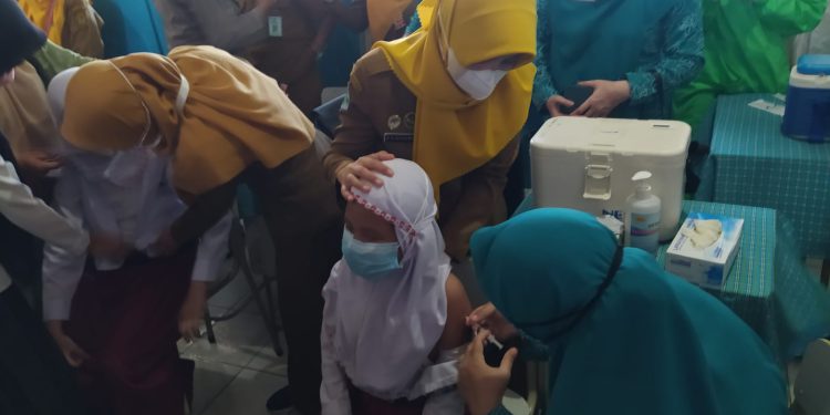 Salah seorang murid SD saat melakukan imunisasi di sekolah. (foto : shn/seputaran)