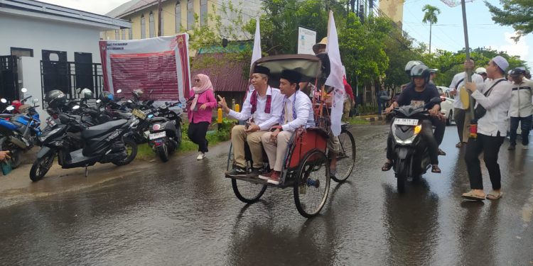 Rombongan Gerindra Banjarmasin naik becak untuk antar berkas Bacaleg ke KPU Banjarmasin. (foto : shn/seputaran)