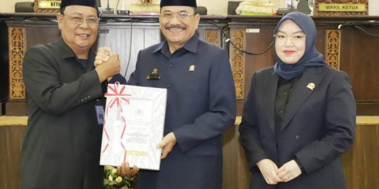 Gubernur Kalsel H Sahbirin Noor atau Paman Birin menerima dokumen rekomendasi Dewan Kalsel terhadap LKPj 2022 yang diserahkan Ketua DPRD Kalsel H Supian HK. (foto : istimewa)