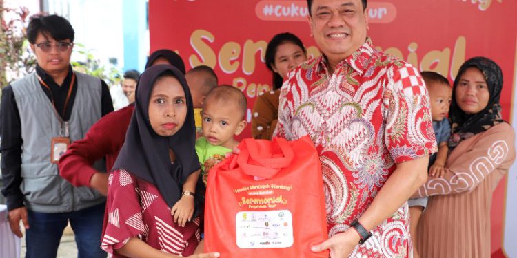 Secara simbolis penyerahan distribusi telur dilakukan di Kantor Kelurahan Mantuil, Banjarmasin Selatan, yang dilakukan oleh Direktur Kepatuhan Bank Kalsel, IGK Prasetya. (foto : istimewa)