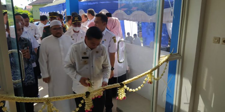 Walikota Banjarmasin H Ibnu Sina meresmikan Puskesmas Mantuil yang ditandai dengan gunting pita di pintu masuk Puskesmas tersebut. (foto : shn/seputaran)