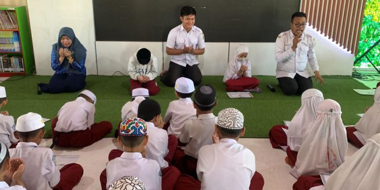 Murid SD AT-Tarbiyah Al-Islamiyah Banjarmasin saat wisata edukasi ke Perpustakaan Palnam Dispersip Kalsel. (foto : istimewa)