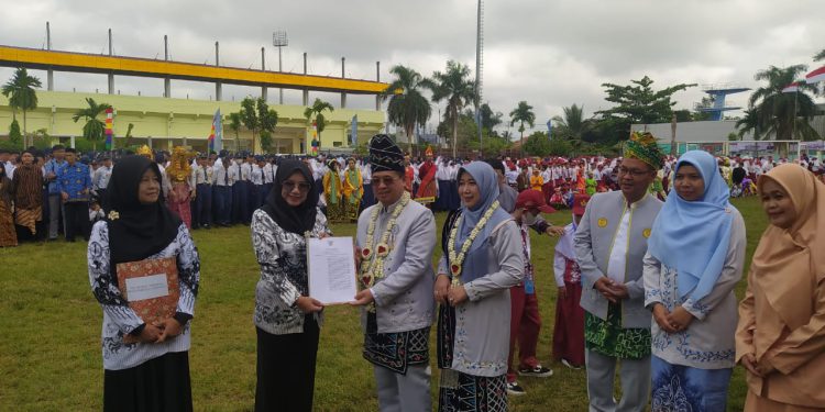 Walikota Banjarmasin H Ibnu Sina saat menyerahkan piagam kepada perwakilan guru di momen Hardiknas. (foto : shn/seputaran)