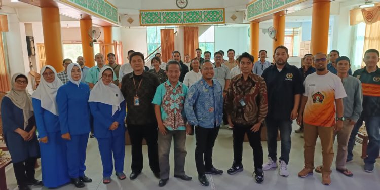 Para peserta UKW, pihak PWI Kalsel dan PT PLN Kalimantan saat berfoto bersama pada kegiatan pra UKW di Aula Kantor PWI Kalsel. (foto : shg/seputaran)