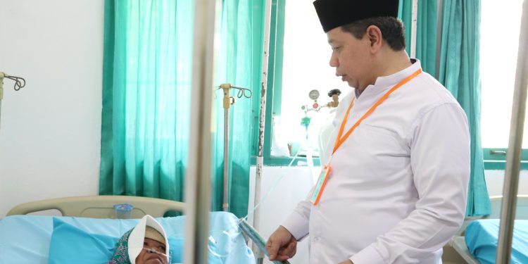 Kepala Kemenag Kalsel Muhammad Tambrin saat membesuk calon jemaah Haji yang sakit. (foto : istimewa)