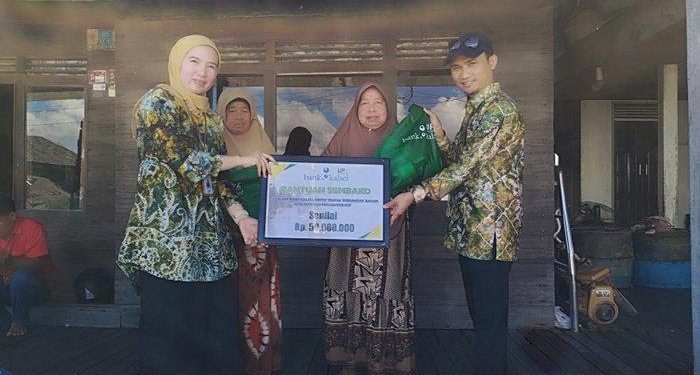 Penyerahan bantuan Bank Kalsel secara simbolis kepada perwakilan warga. (foto : istimewa)