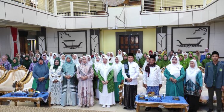 Ketua Fatayat NU Kalsel Hilyah Aulia berfoto bersama pengurus dan undangan di sela tasyakuran Harlah ke-73 Fatayat. (foto : sdy/seputaran)