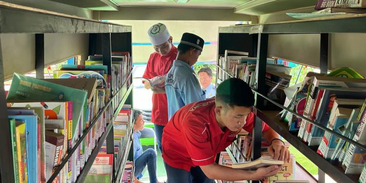 Warga binaan LPKA Martapura memilih buku bacaan di Mobil Pusling Dispersip Kalsel. (foto : istimewa)