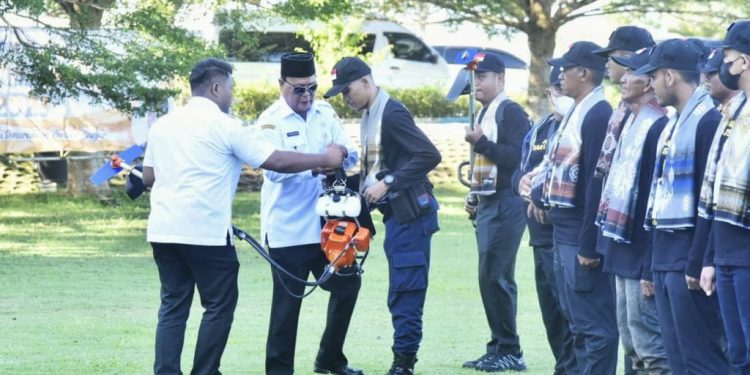 Gubernur Kalsel H Sahbirin Noor atau Paman Birin mengukuhkan Pasukan Elang Darat dalam upaya pencegahan Karhutla. (foto : istimewa)