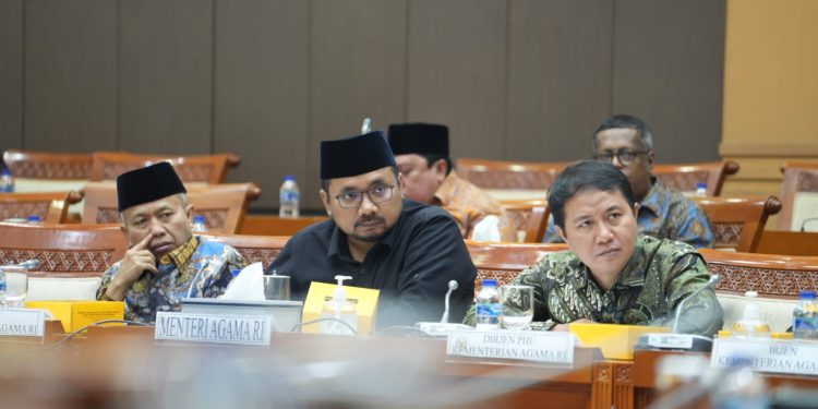 Menag Yaqut saat menggelar Rapat Kerja (Raker) dengan Komisi VIII DPR RI di Senayan. (foto : istimewa)