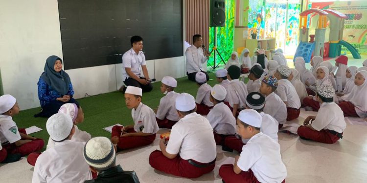 Murid SDN Alalak Tengah didampingi guru saat menyambangi Perpustakaan Palnam Dispersip Kalsel. (foto : istimewa)