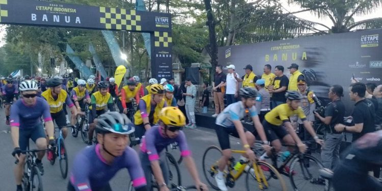 Gubernur Kalsel H Sahbirin Noor atau Paman Birin saat melepas peserta lomba balap sepeda Road to L’etape Indonesia di Kalsel. (foto : istimewa)