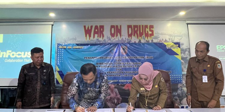 Penandatangan MoU pihak Dispersip dan BNNP Kalsel. (foto : istimewa)