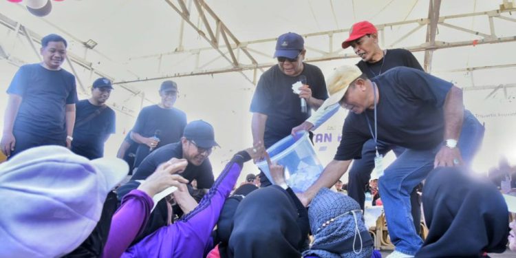 Gubernur Kalsel H Sahbirin Noor atau Paman Birin saat ikut memeriahkan peringatan Hari Buruh di siring 0 Kilometer Banjarmasin. (foto : istimewa)