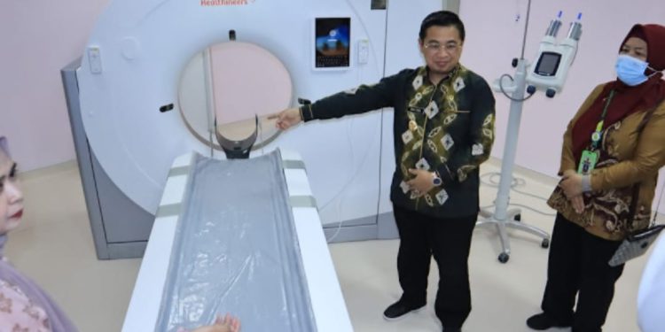 Walikota Banjarmasin H Ibnu Sina saat melaunching alat CT Scan milik RSUD Sultan Suriansyah. (foto : shn/seputaran)