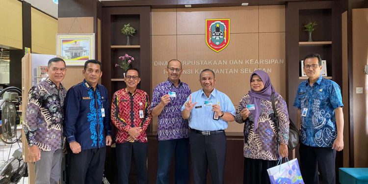 Di sela kunjungan kerja sekaligus silaturrahmi, pihak Dispersip Kaltim berfoto di Perpustakaan Palnam Dispersip Kalsel. (foto : sdy/seputaran)