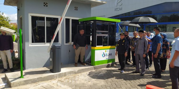 Walikota Banjarmasin H Ibnu Sina saat peresmian gate and system parking di KCM Belitung. (foto : shn/seputaran)