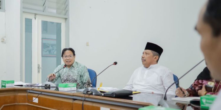 Firman Yusi dan rombongan saat studi banding ke Dinas Perpustakaan dan Kearsipan NTB. (foto : istimewa)