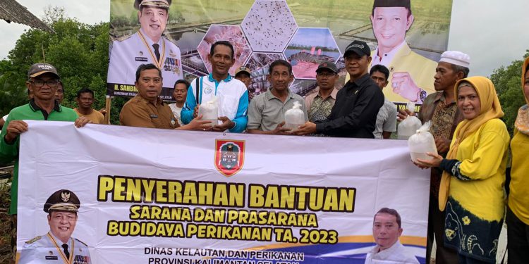 Wakil Ketua Komisi II DPRD Kalsel, Muhammad Yani Helmi berfoto bersama Pokdakan di Tanah Bumbu untuk pengadaan bibit udang Windu. (foto : istimewa)