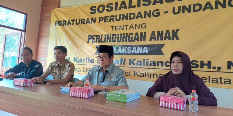 Anggota DPRD Kalsel H Karlie Hanafi Kalianda saat sosialisasi Perda di Kelurahan Ulu Benteng. (foto : istimewa)