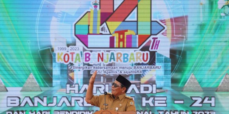 Gubernur Kalsel H Sahbirin Noor atau Paman Birin saat memberikan sambutan pada Harjad ke-24 Banjarbaru. (foto : istimewa)