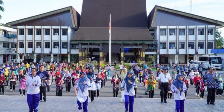 Walikota Banjarmasin yang juga Ketua YAI Kalsel H Ibnu Sina bersama istri bersama warga saat melakukan senam asma. (foto : shn/seputaran)