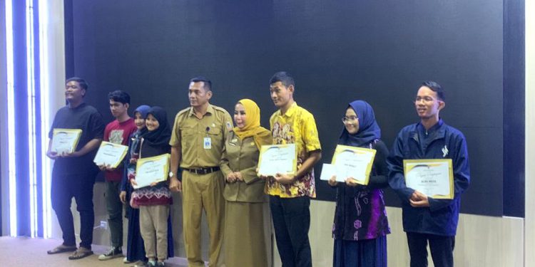 Kepala Dispersip Kalsel Hj Nurliani Dardie saat berfoto bersama pemenang lomba video pendek. (foto : istimewa)