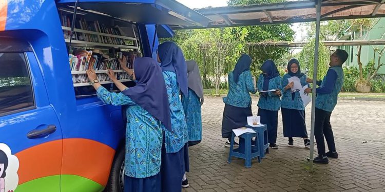 Para siswa SMP - SMA GIBS saat menyambangi mobil Pusling Dispersip Kalsel. (foto : istimewa)