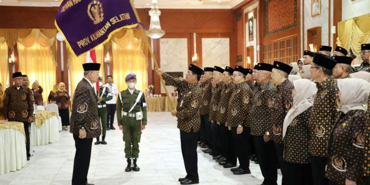 Gubernur Kalsel H Sahbirin Noor saat menerim bendera pataka dalam pelantikannya sebagai Ketua DHD 45 Kalsel. (foto : istimewa)