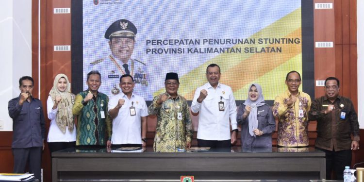 Gubernur Kalsel H Sahbirin Noor atau Paman Birin berfoto bersama saat menyambut kedatangan Tim Verifikasi Penganugerahan SWK dari Setmilpres. (foto : istimewa)