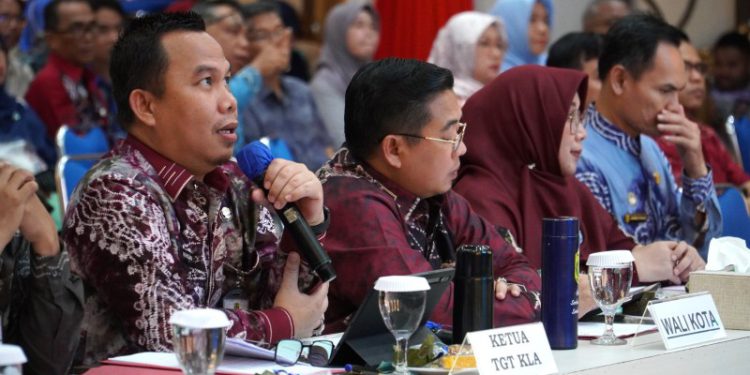 Ketua Gugus Tugas KLA Banjarmasin Ikhsan Budiman saat mengikuti penilaian KLA secara hybrid. (foto : shn/seputaran)