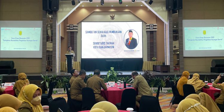 Sekdakot Banjarmasin Ikhsan Budiman memberikan sambutan pada FGD Keuangan Daerah. (foto : shn/seputaran)