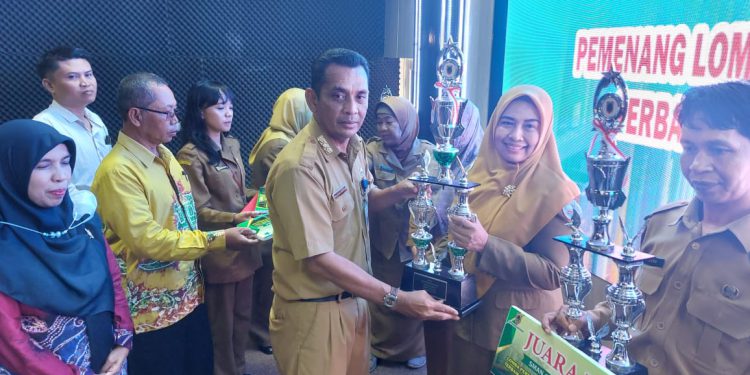 Penyerahan hadiah kepada pemenang lomba perpustakaan terbaik oleh Dispersip Kalsel. (foto : istimewa)