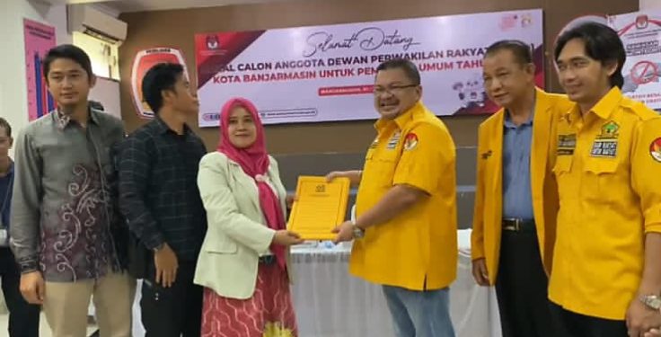 Ketua DPD Partai Golkar Banjarmasin H Yuni Abdi Nur Sulaiman saat serahkan berkas Bacaleg ke KPU Banjarmasin. (foto : shn/seputaran)