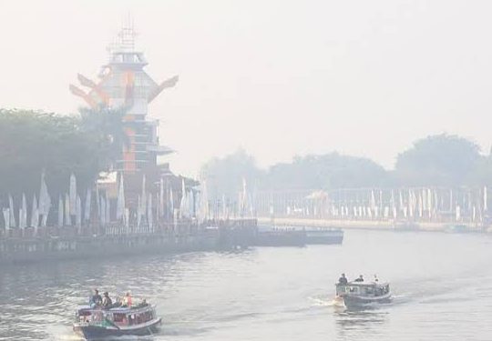 Kabut pagi di Sungai Martapura Banjarmasin.