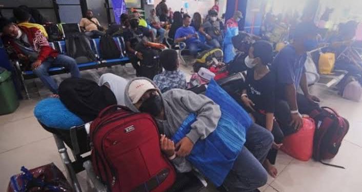 Penumpang di Pelabuhan Trisakti Bandarmasih saat arus mudik Lebaran.